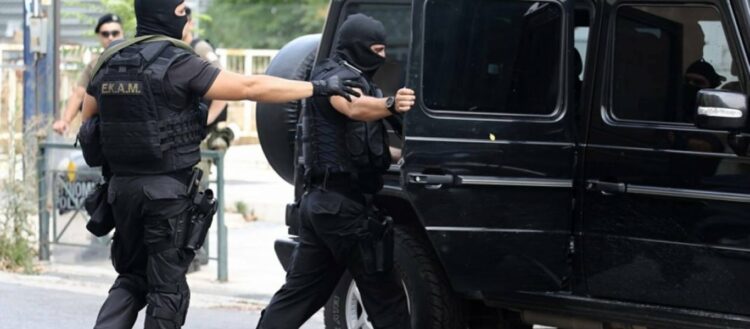 Αθήνα: Σε εξέλιξη μεγάλη επιχείρηση της αντιτρομοκρατικής – Μέλη της «Ομάδας Λαϊκών Αγωνιστών» μεταξύ των συλληφθέντων