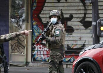 Συνεχίζονται οι έρευνες για την επίθεση κοντά στα γραφεία του Charlie Hebdo