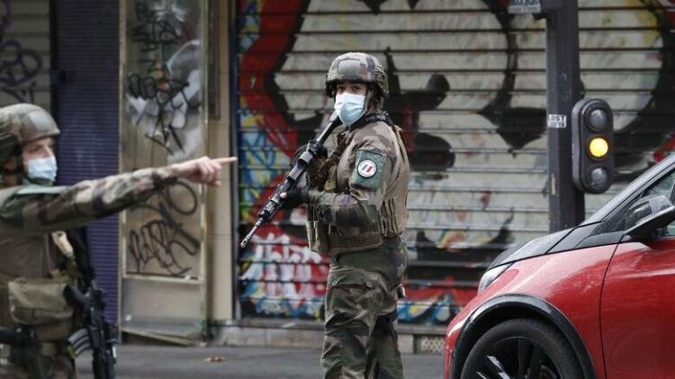 Συνεχίζονται οι έρευνες για την επίθεση κοντά στα γραφεία του Charlie Hebdo