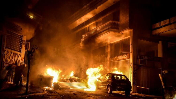 Επίθεση με μολότοφ εναντίον αστυνομικών δυνάμεων χθες βράδυ στα Εξάρχεια