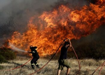 Μήνυμα από το 112: Εκκενώνεται και η Ανάβυσσος – Ενισχύονται οι δυνάμεις πυρόσβεσης