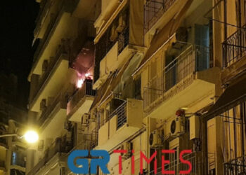Θεσσαλονίκη: Μεγάλη φωτιά σε διαμέρισμα – 12 απεγκλωβισμοί – Μια γυναίκα διασωληνώθηκε