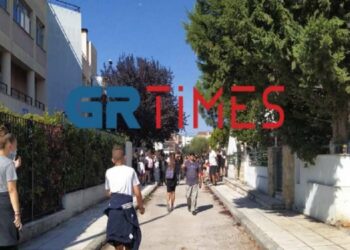 Θεσσαλονίκη: Ένταση μεταξύ γονέων και αστυνομίας σε γυμνάσιο της Καλαμαριάς