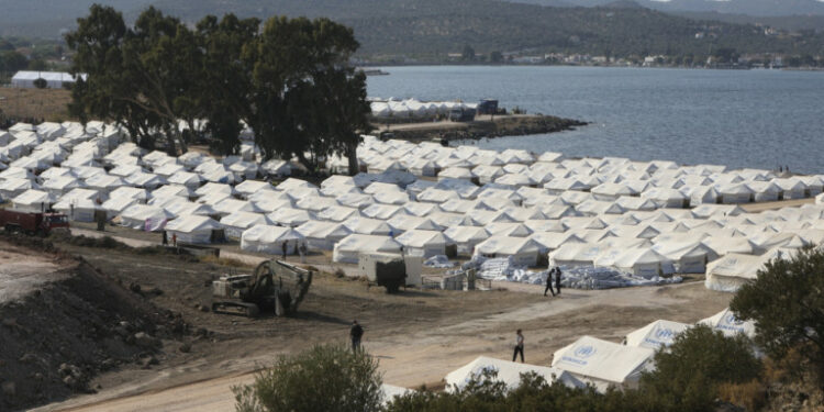 Μηταράκης: Περισσότεροι από 5.000 αιτούντες άσυλο βρίσκονται πλέον στη νέα προσωρινή δομή φιλοξενίας στη Λέσβο
