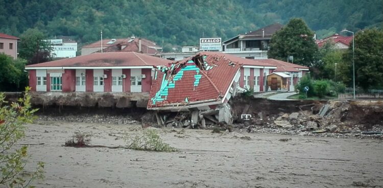 Μουζάκι – Ιανός: Κατέρρευσε τμήμα του κέντρου υγείας