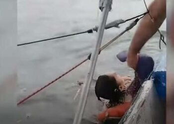 Σοκαριστικό βίντεο απο τη διάσωση γυναίκας που αγνοούνταν για δύο χρόνια και την βρήκαν ζωντανή να επιπλέει στη θάλασσα