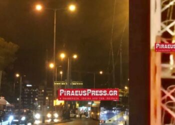 Πειραιάς: Άνδρας ανέβηκε σε γερανό και απειλεί να αυτοκτονήσει