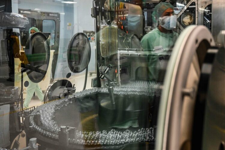 AstraZeneca – Εμβόλιο: Σταματά αν εμφανίσει παρενέργειες και 3ος εθελοντής