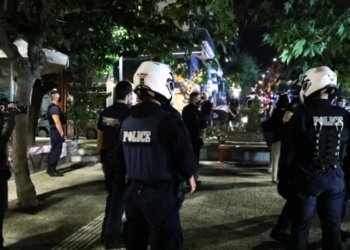 Παγκράτι: Έφοδος της αστυνομίας στην πλατεία Βαρνάβα
