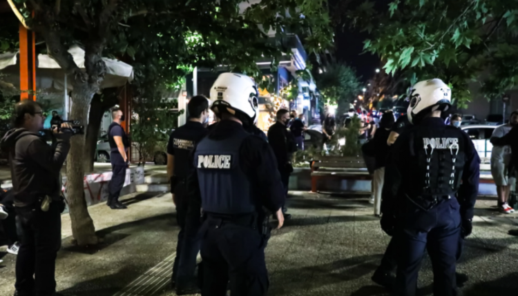 Παγκράτι: Έφοδος της αστυνομίας στην πλατεία Βαρνάβα