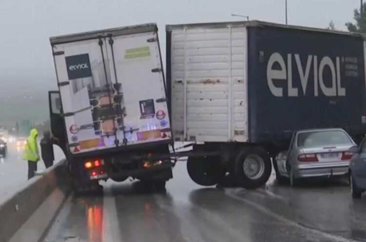 Δερβένι: Τραγωδία με οδηγό που βγήκε να βοηθήσει σε τροχαίο και σκοτώθηκε