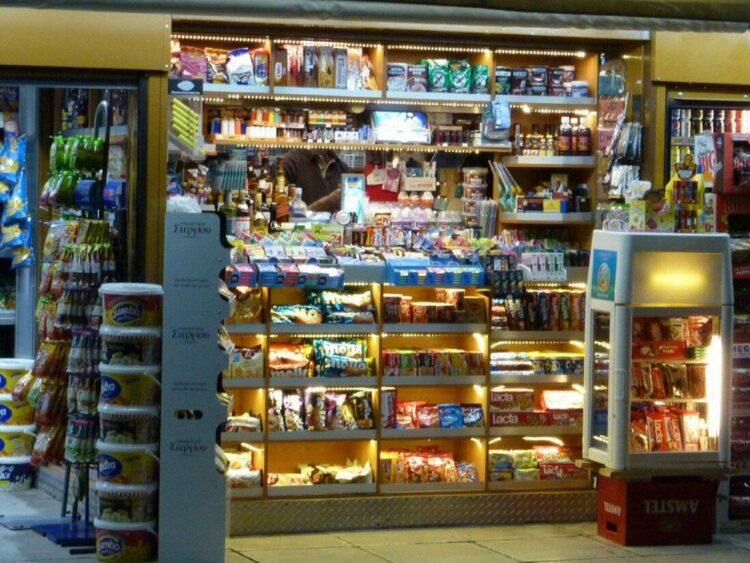 Περίπτερα και αλκοόλ: Τι ισχύει τελικά μετά τις 12 το βράδυ σύμφωνα με το νέο ΦΕΚ