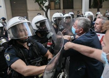 Επεισόδια στη συγκέντρωση της ΠΟΕΔΗΝ έξω από το υπουργείο Υγείας – Χημικά κατά των συμβασιούχων γιατρών και νοσηλευτών