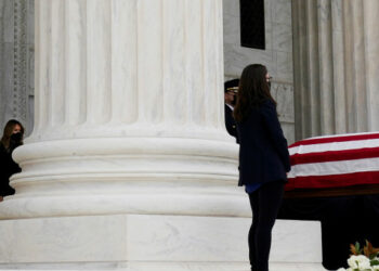 ΗΠΑ: Γιούχαραν Τραμπ και Μελάνια ενώ απέτιαν φόρο τιμής στην Γκίνσμπεργκ