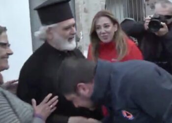 Διαψεύδει τον Χαρδαλιά ο παπάς στην Καρδίτσα: «Τον συγχαίρω γιατί φίλησε το χέρι ιερέα»