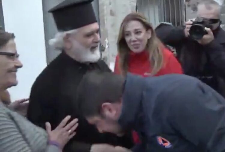 Διαψεύδει τον Χαρδαλιά ο παπάς στην Καρδίτσα: «Τον συγχαίρω γιατί φίλησε το χέρι ιερέα»