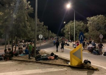 Μόρια: Εντός της ημέρας η άμεση στέγαση ευάλωτων και οικογενειών – Δεύτερη νύχτα κόλασης για χιλιάδες μετανάστες