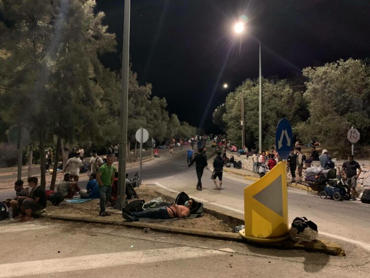 Μόρια: Εντός της ημέρας η άμεση στέγαση ευάλωτων και οικογενειών – Δεύτερη νύχτα κόλασης για χιλιάδες μετανάστες