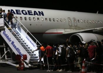 Ολοκληρώθηκε η μεταφορά των 400 ασυνόδευτων παιδιών από τη Μόρια