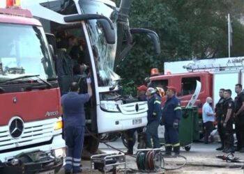 Σοβαρό τροχαίο στον Πειραιά: Λεωφορείο καρφώθηκε σε κολόνα στην Ακτή Μιαούλη