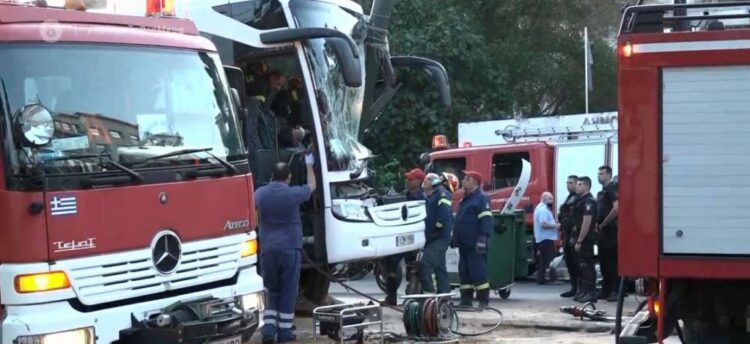 Σοβαρό τροχαίο στον Πειραιά: Λεωφορείο καρφώθηκε σε κολόνα στην Ακτή Μιαούλη