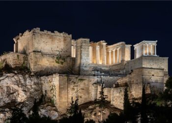 Το φως του 21ου αιώνα αγκαλιάζει την Ακρόπολη