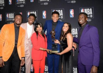 Στο πλευρό των πλημμυροπαθών της Καρδίτσας οι αδελφοί Αντετοκούνμπο