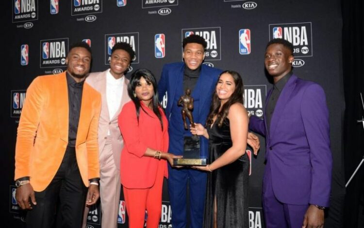 Στο πλευρό των πλημμυροπαθών της Καρδίτσας οι αδελφοί Αντετοκούνμπο