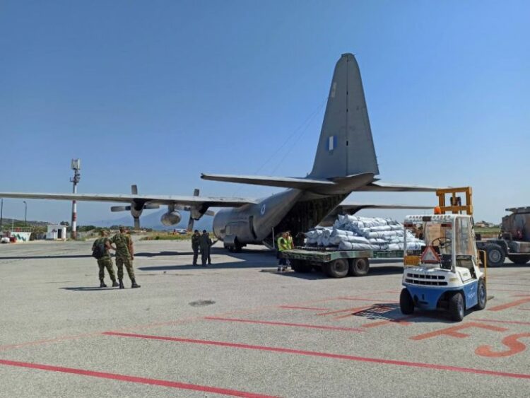 Σάμος: Μεταφορά σκηνών με C-130 στη Λέσβο