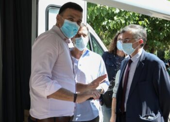 Τεστ κορονοϊού στο κέντρο της Αθήνας παρουσία Κικίλια και Τσιόδρα