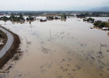 Καρδίτσα: Με ελικόπτερα ο απεγκλωβισμός των κατοίκων στην Οξυά