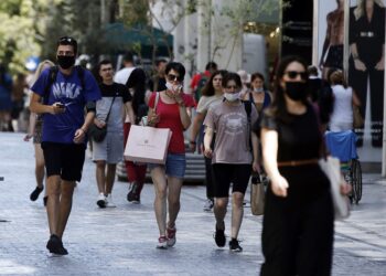 Μάσκες παντού: Υποχρεωτική η χρήση τους σε πλατείες και σε όλους τους κλειστούς χώρους εργασίας στην Αττική