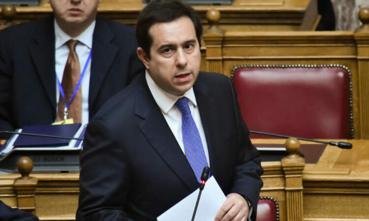 Μηταράκης: Τέλος στα ξενοδοχεία-δομές φιλοξενίας αιτούντων ασύλου μέχρι το τέλος του χρόνου