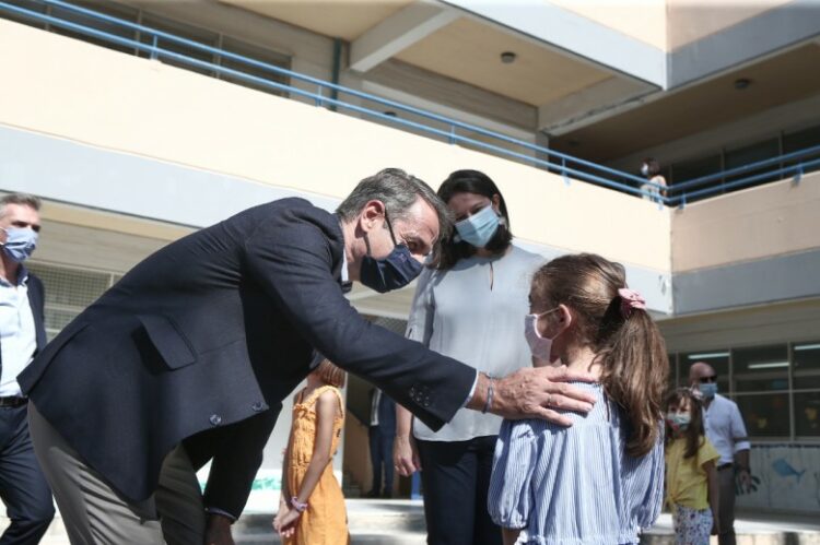 Επίσκεψη Μητσοτάκη σε σχολείο: Φέτος εκτός από γράμματα θα μάθουμε να είμαστε όλοι υπεύθυνοι πολίτες