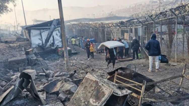 Κουμουτσάκος για Μόρια: Δεν έχει καταγραφεί καμία απώλεια ζωής – Σε σκηνές θα μεταφερθούν οι άστεγοι