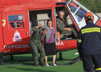 Ιανός: Δραματική διάσωση των εγκλωβισμένων στην Οξυά  Καρδίτσας – Με χειρουργική ακρίβεια η προσγείωση του ελικοπτέρου (video)