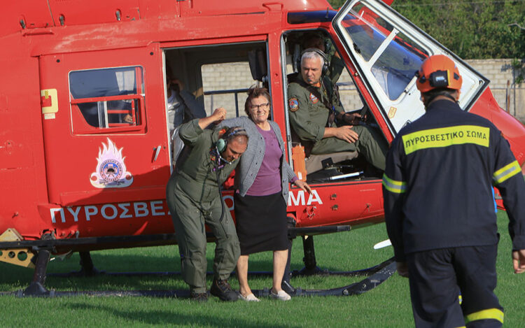 Ιανός: Δραματική διάσωση των εγκλωβισμένων στην Οξυά  Καρδίτσας – Με χειρουργική ακρίβεια η προσγείωση του ελικοπτέρου (video)