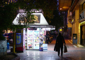 Κορονοϊός: Κλειστά 12-5 το πρωί περίπτερα, μίνι μάρκετ, κάβες σε Αττική και επιβαρυμένες περιοχές