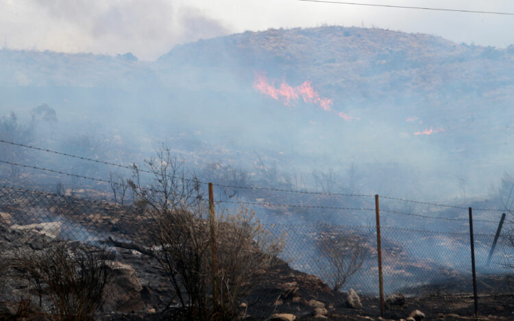 Βύρωνας: Τέθηκε υπό μερικό έλεγχο η φωτιά – Παραμένει ισχυρή δύναμη της Πυροσβεστικής