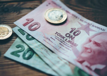 Η Moody’s υποβαθμίζει 13 τουρκικές τράπεζες – Κίνδυνος capital controls για την τουρκική οικονομία