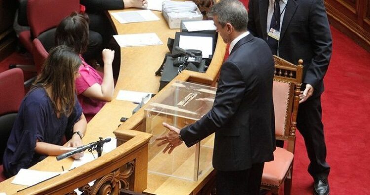 Κορονοϊός: Με κινητά και τάμπλετ οι ονομαστικές ψηφοφορίες στη Βουλή