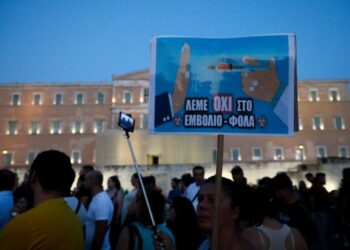 Σύνταγμα: ένταση την πορεία των αρνητών της μάσκας