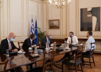 Συνάντηση Μητσοτάκη με ανώτατα στελέχη της Fraport Greece στο Μέγαρο Μαξίμου