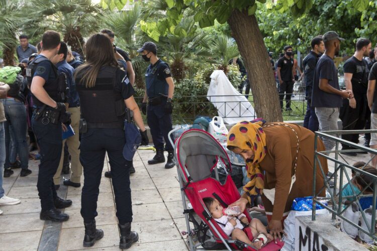 Επιχείρηση απομάκρυνσης μεταναστών από την πλατεία Βικτωρίας