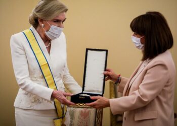 H ΠτΔ βράβευσε με το Παράσημο του Μεγαλόσταυρου του Τάγματος της Ευποιίας τη Μ. Βαρδινογιάννη