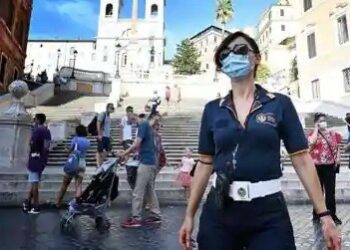 Ιταλία: Υποχρεωτική η μάσκα στους εξωτερικούς χώρους
