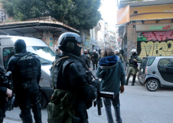 Επιχείρηση της αστυνομίας σε υπό κατάληψη κτίριο στα Εξάρχεια