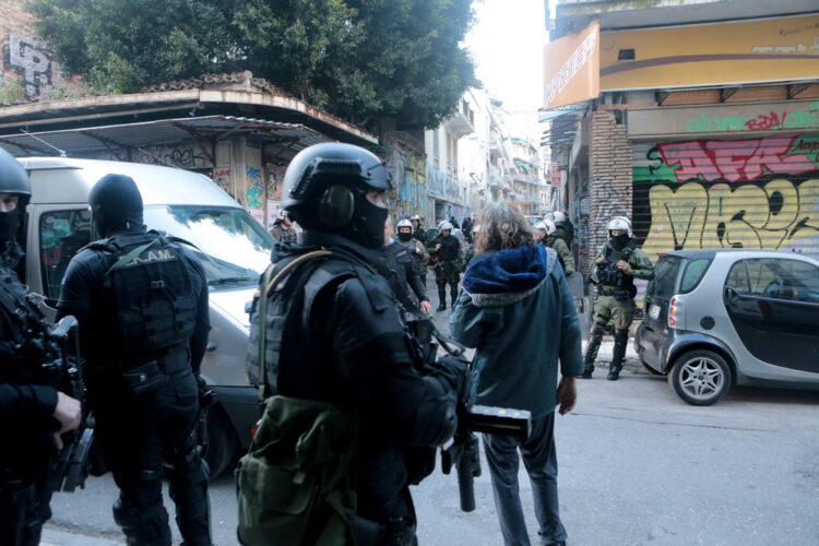Επιχείρηση της αστυνομίας σε υπό κατάληψη κτίριο στα Εξάρχεια