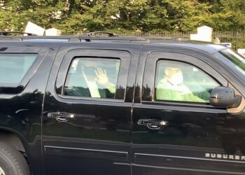 Τραμπ: Βγήκε από το νοσοκομείο για να χαιρετίσει τους υποστηρικτές του