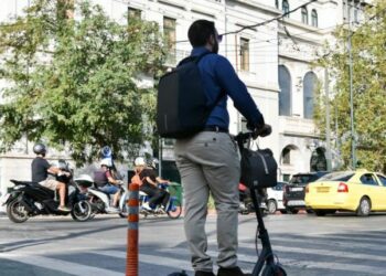 Νέοι κανόνες κυκλοφορίας: Κράνος μέχρι και στα ποδήλατα – Τι αλλάζει για ηλεκτρικά πατίνια
